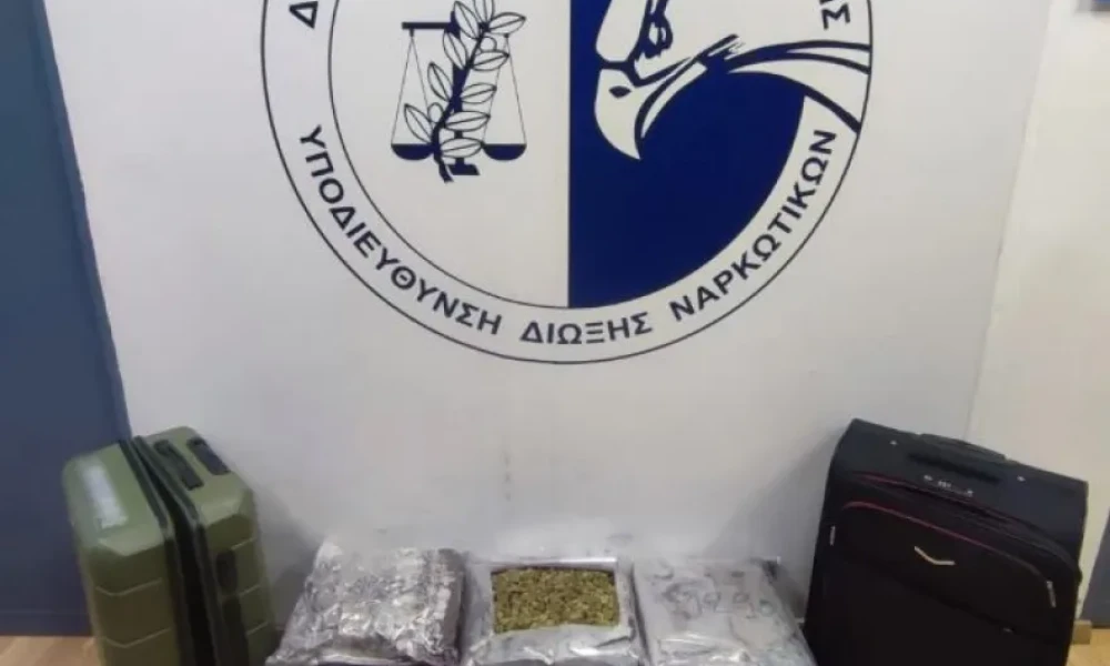 Ελ. Βενιζέλος: Η ΕΛΛΑΣ συνέλαβε δύο άτομα που έκρυβαν 15 κιλά κάνναβης σε δύο βαλίτσες